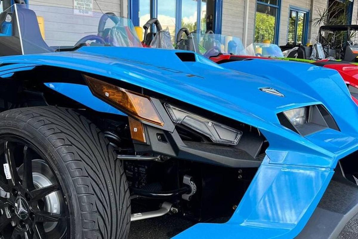 sebuah kereta berwarna biru diletakkan di tempat letak kereta