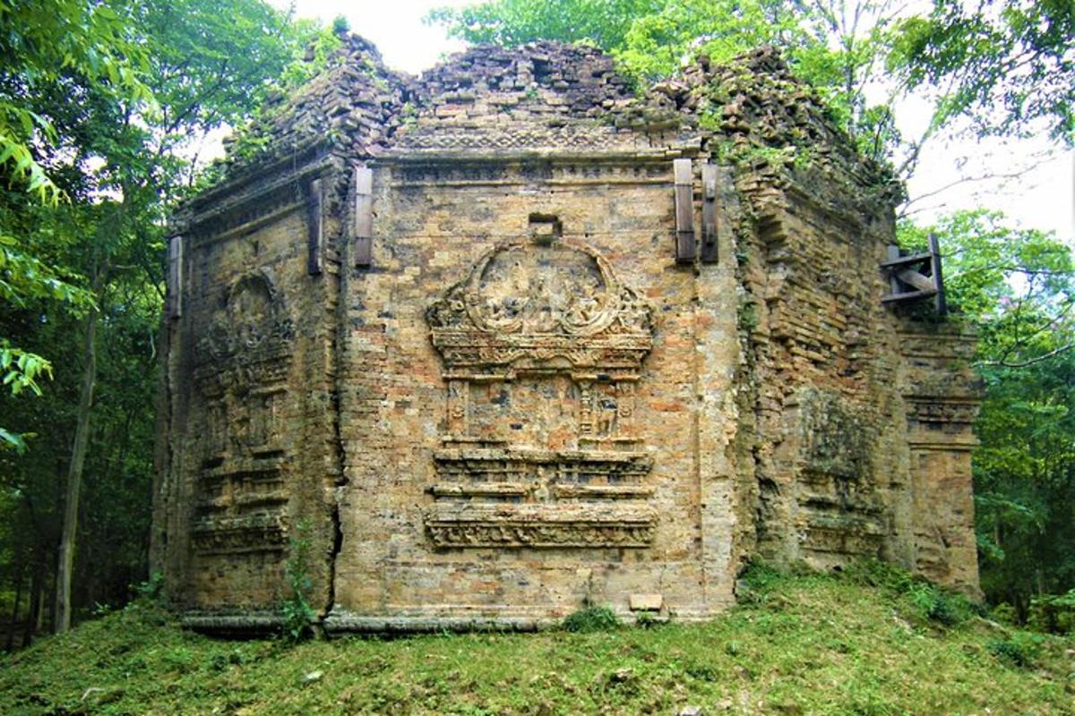 um antigo edifício de pedra no meio de uma floresta
