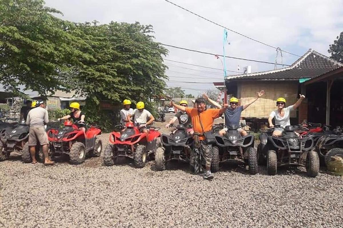 un gruppo di persone posa per una foto sui quad