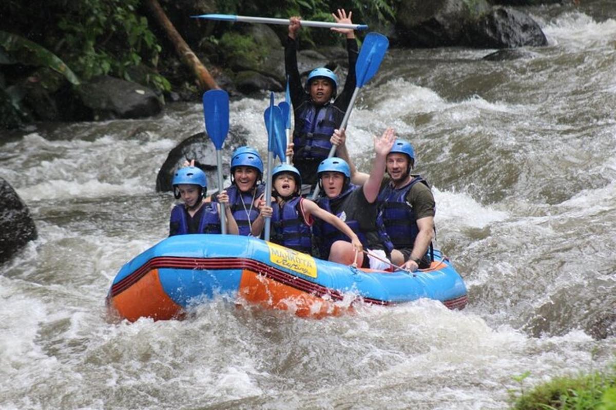 un gruppo di persone su una zattera su un fiume