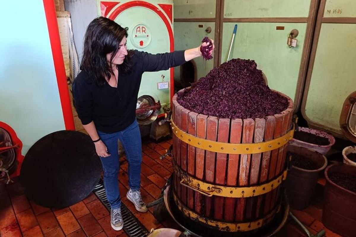 ženska, ki stoji poleg sodčka zemlje