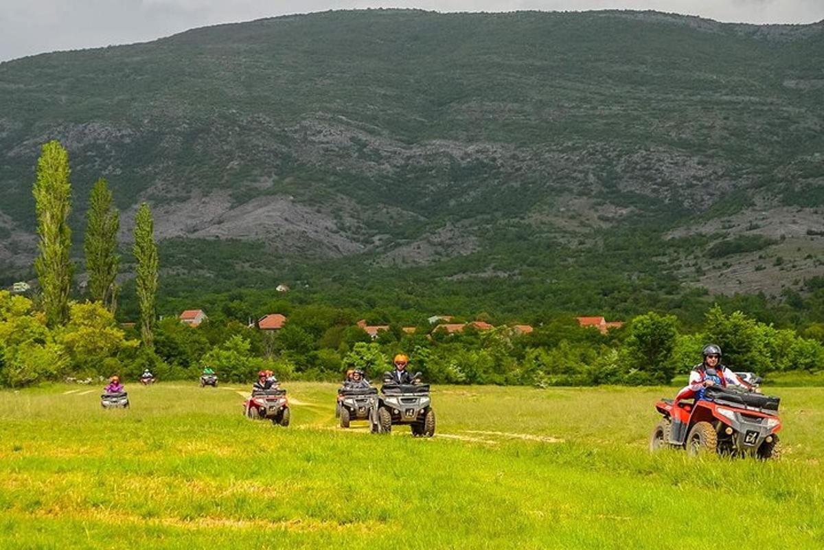 eine Gruppe von Menschen, die auf einem Feld Geländefahrzeuge fahren