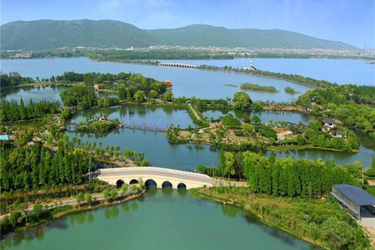 Letecký pohled na velké jezero s mostem