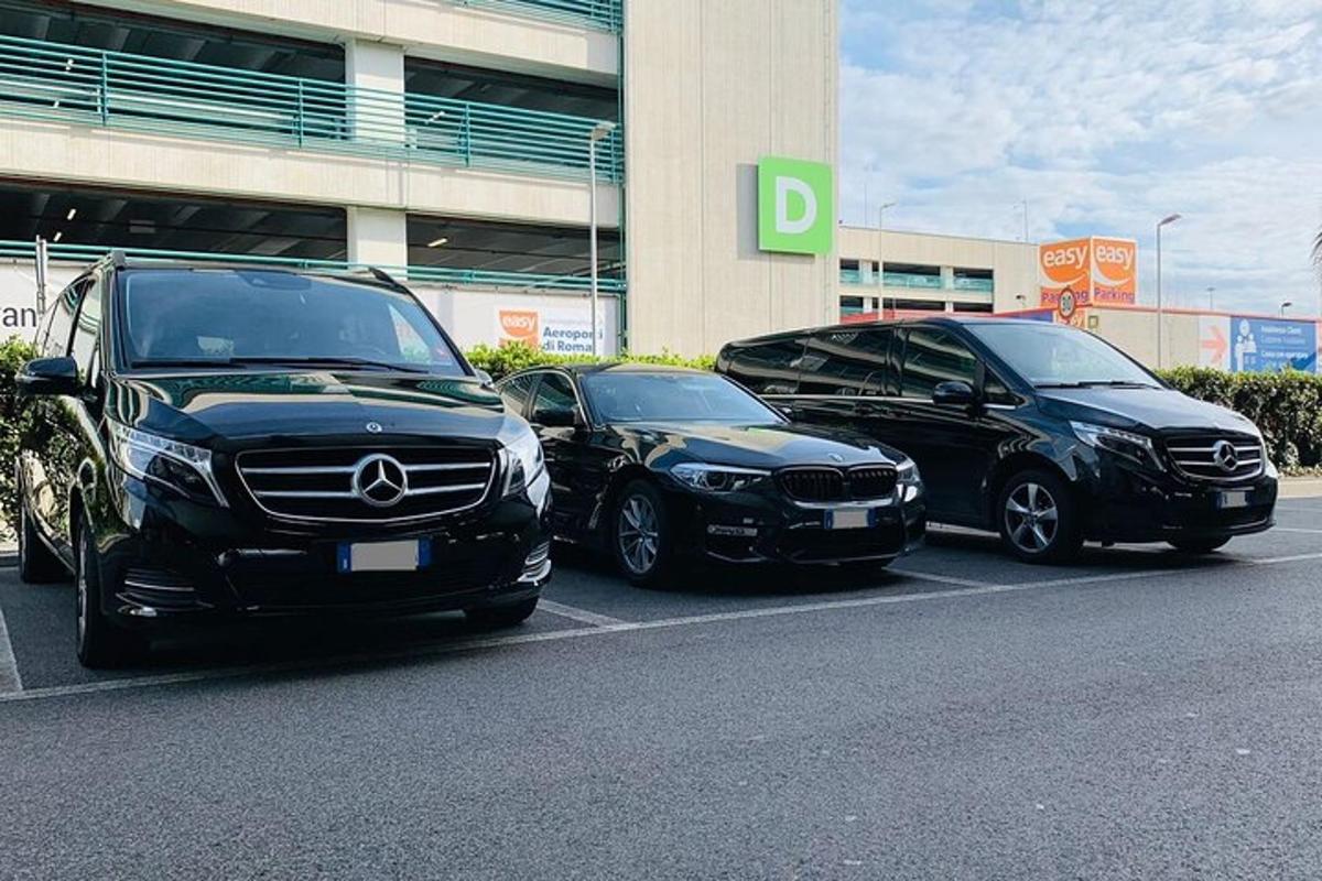 kolm autot pargitud hoone ees asuvale parklale