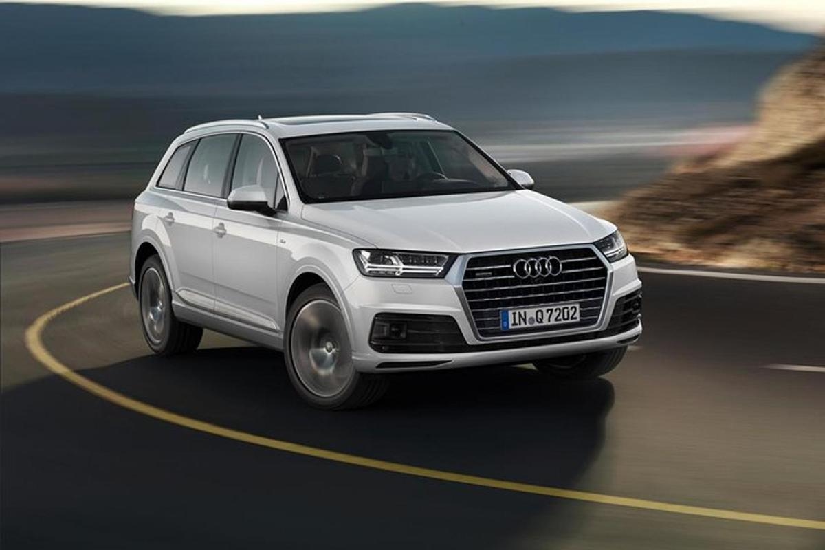 bílé audi SUV jedoucí po silnici