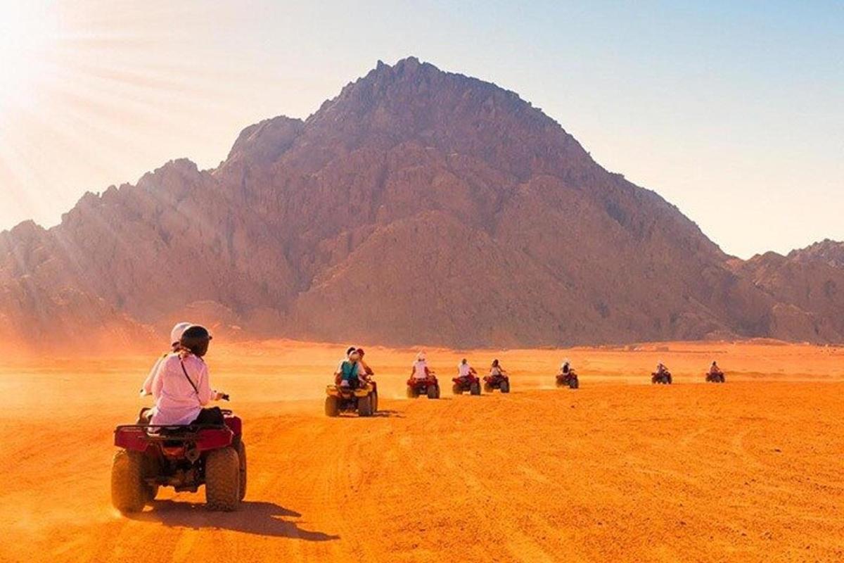 sekumpulan orang menunggang motosikal di padang pasir