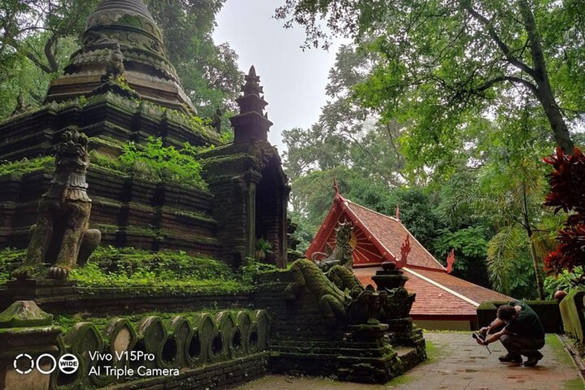 seseorang mengambil gambar sebuah kuil