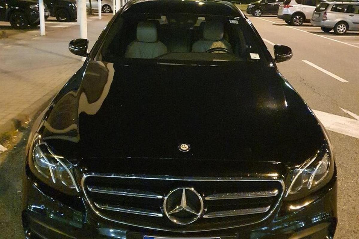 auto Mercedes Benz zaparkované na parkovisku