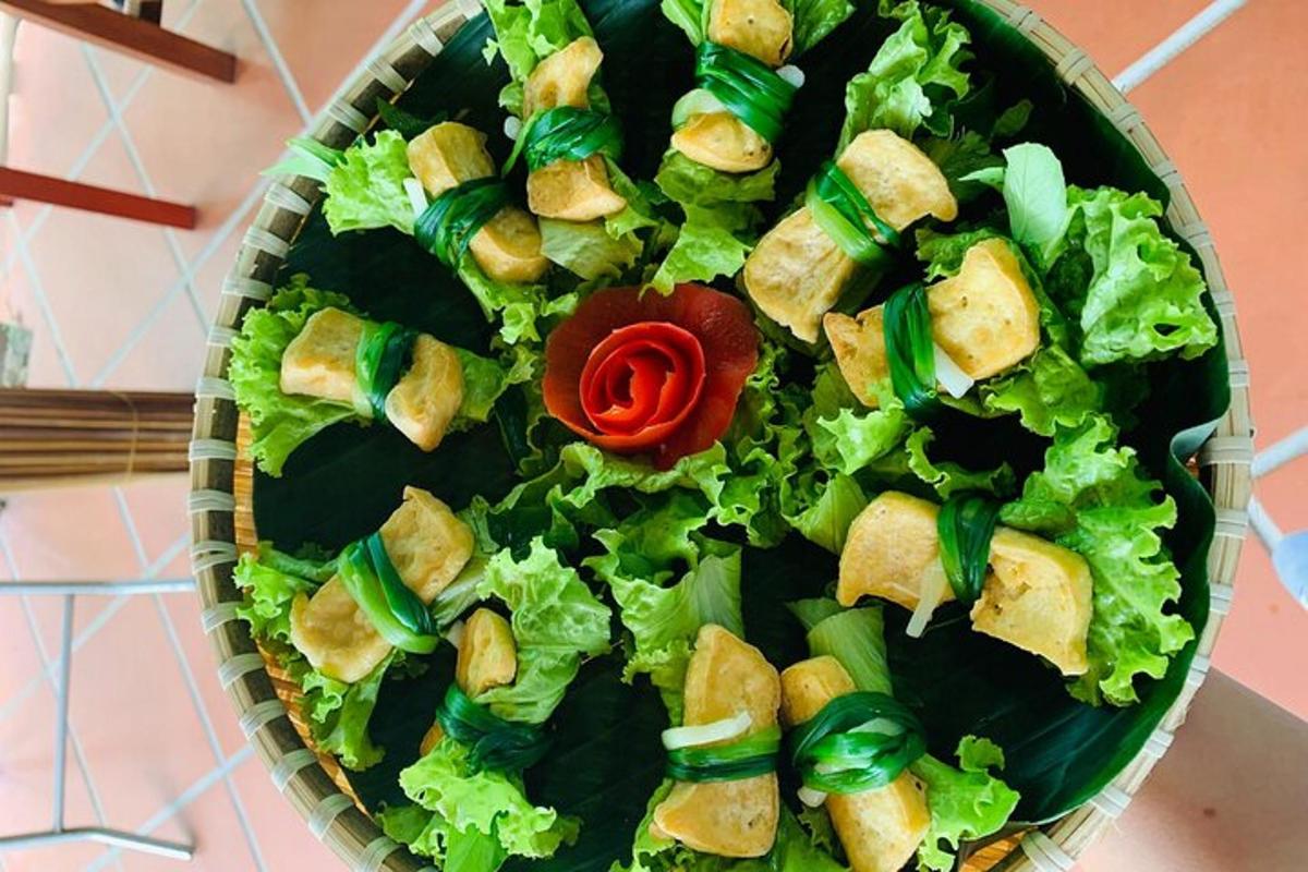 een salade met tofu en sla en een rode roos