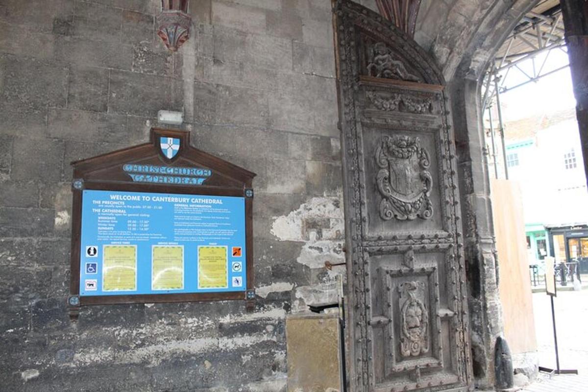знак поред великих дрвених врата у згради