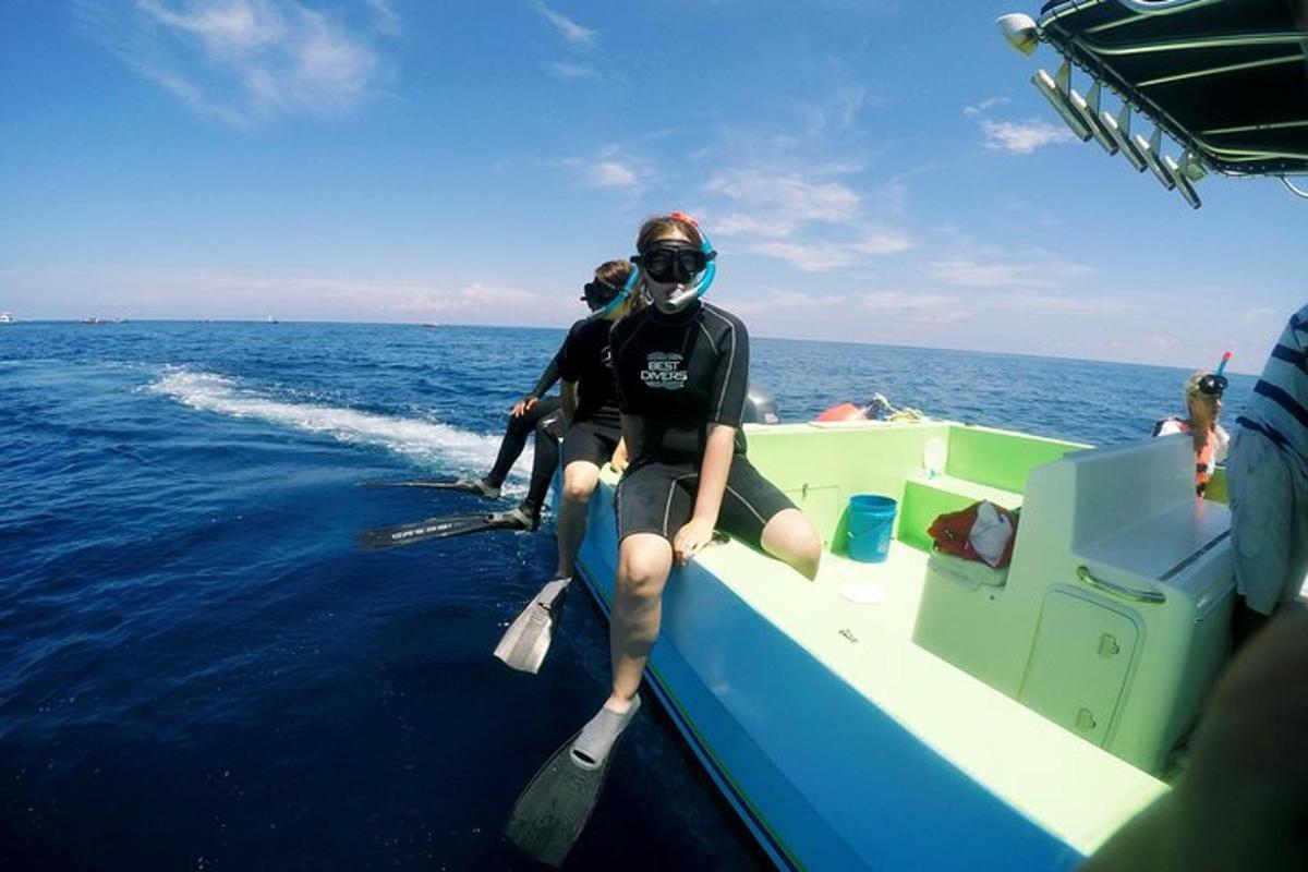 moški, ki sedi na hrbtni strani čolna v oceanu