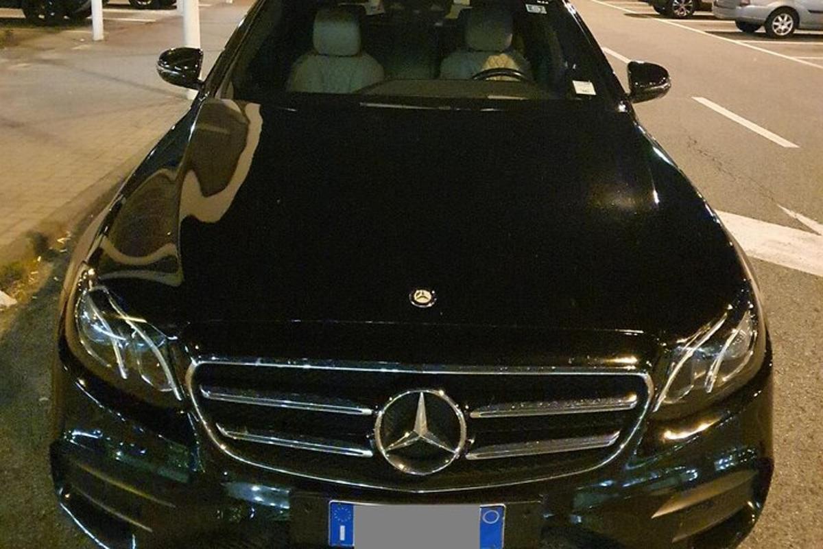 en Mercedes-Benz-bil parkert på en parkeringsplass