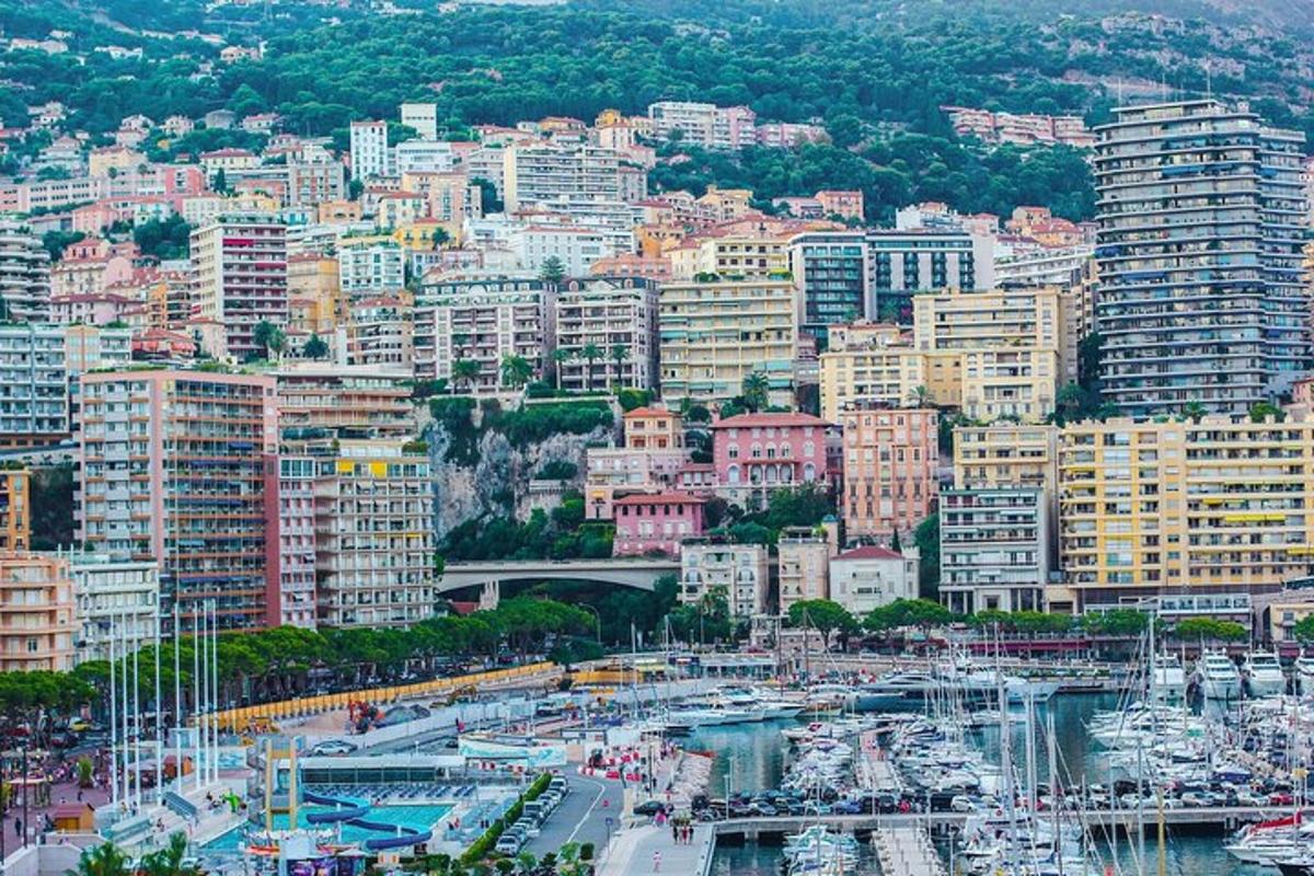 una ciutat amb un munt d'edificis i un port