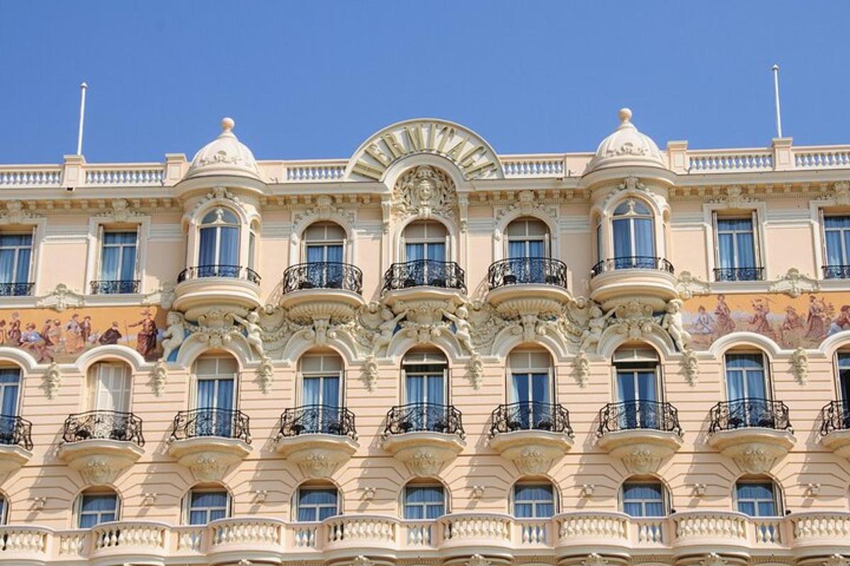 façana d'un edifici amb balcons