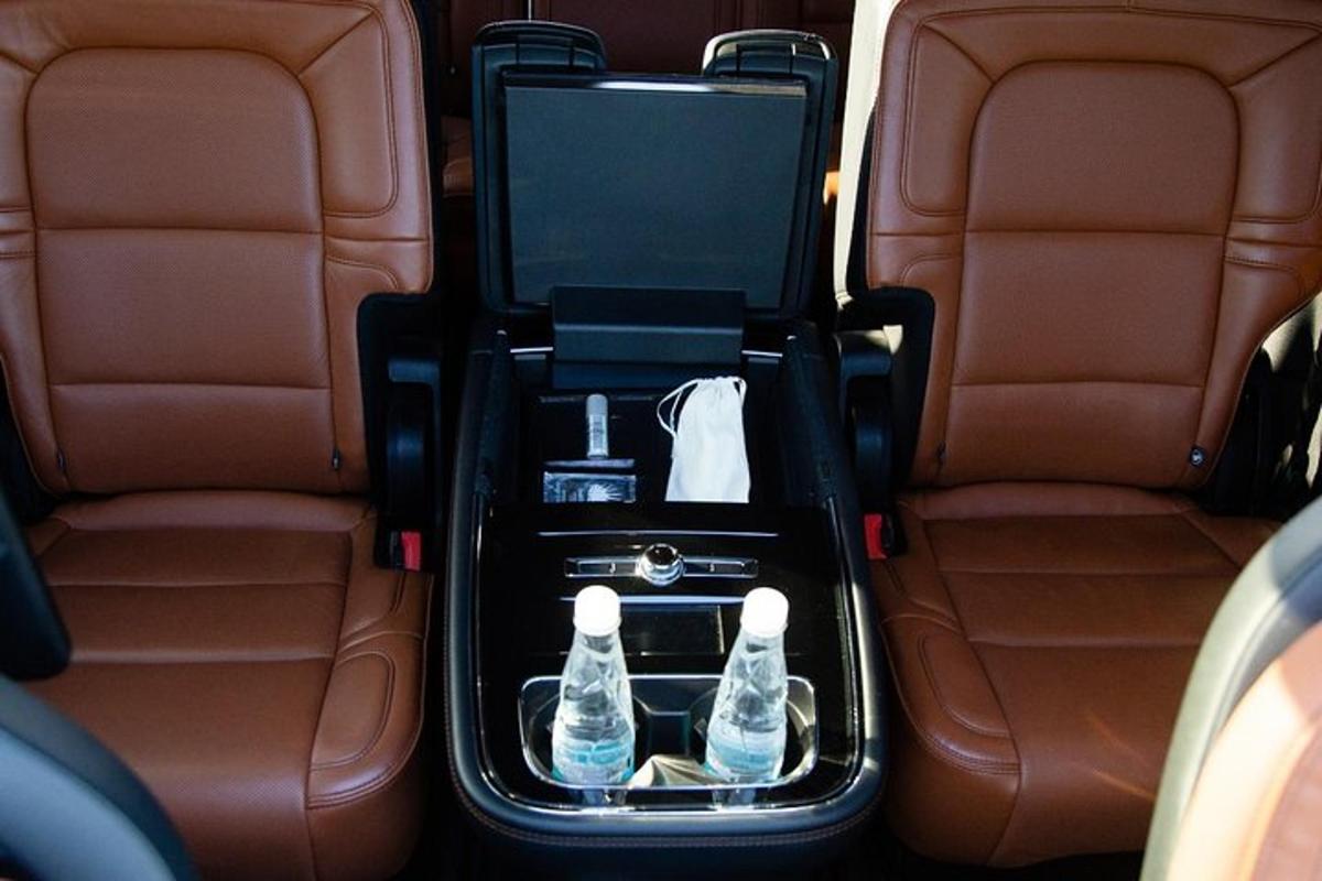 un bagagliaio di un'auto con bottiglie d'acqua