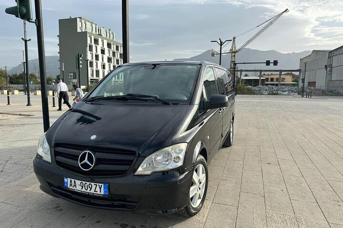 црни аутомобил паркиран на паркингу