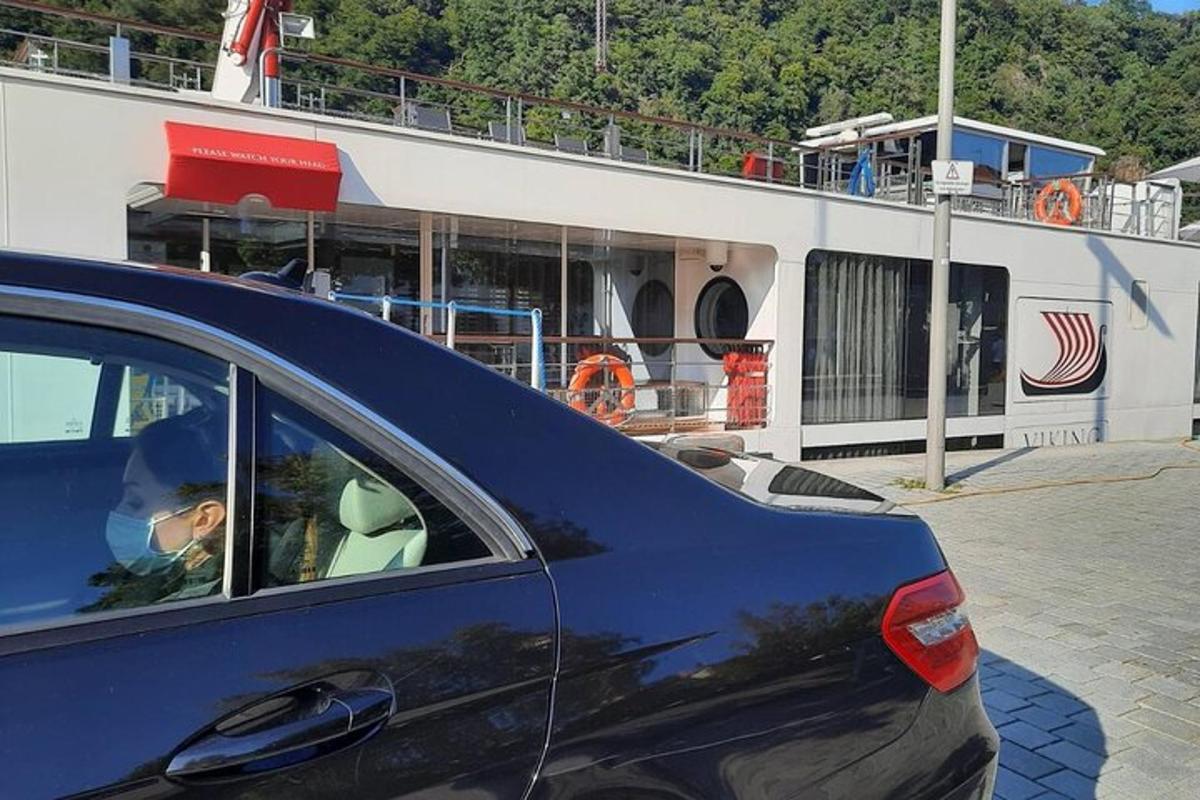 ένα παιδί που κάθεται σε ένα αυτοκίνητο μπροστά από ένα κρουαζιερόπλοιο