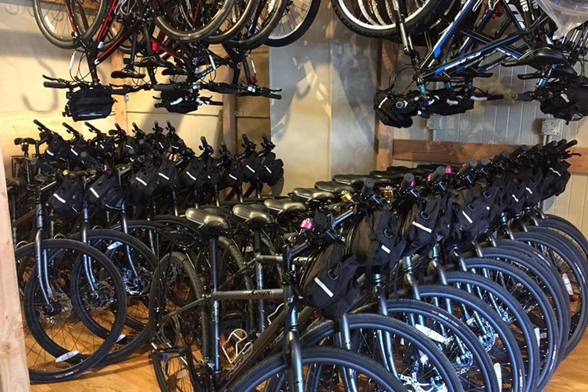 na stene je zoradených veľa bicyklov
