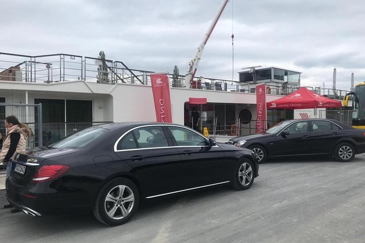 δύο αυτοκίνητα παρκαρισμένα σε χώρο στάθμευσης μπροστά από ένα κτίριο