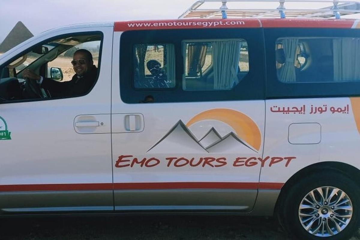 egy furgon, amelyre az „Egypt túrák vége” felirat van festve.