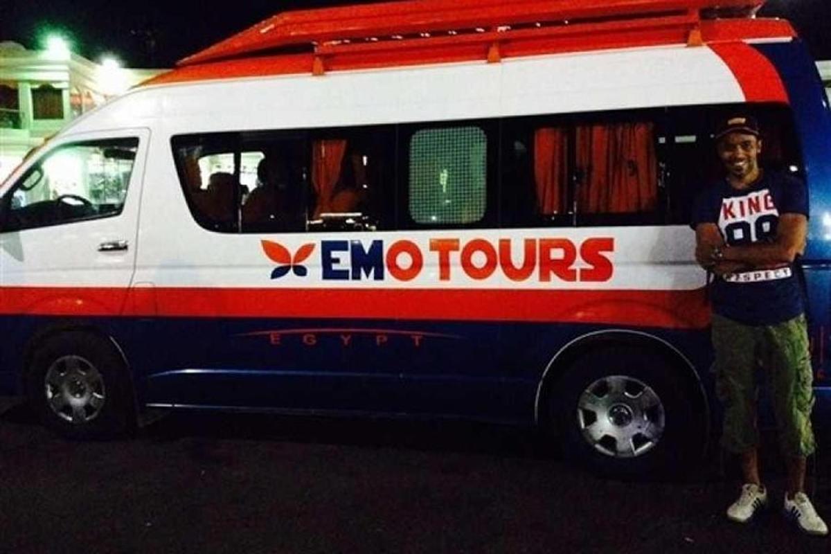 um homem está parado na frente de uma van