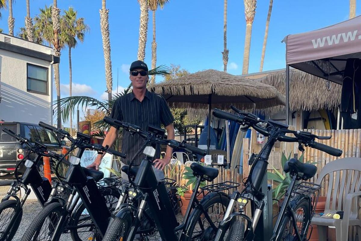 um homem parado em frente a uma fileira de bicicletas