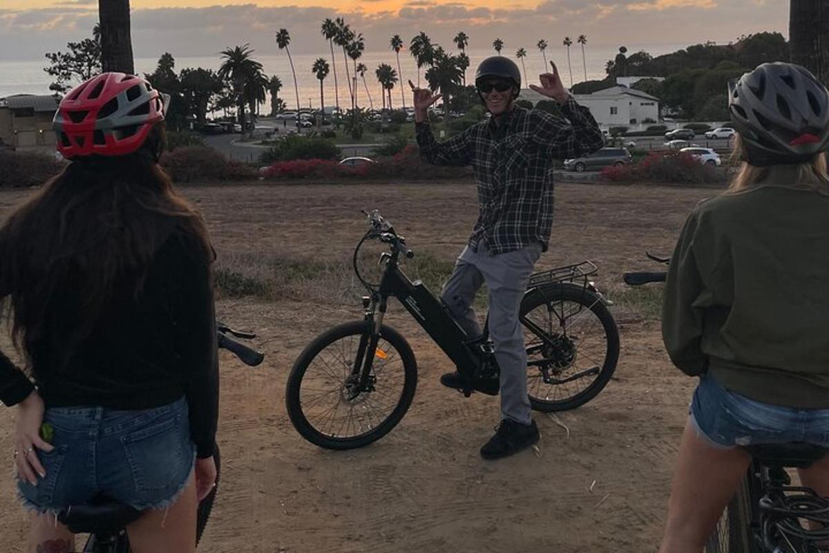 um homem está parado ao lado de uma bicicleta