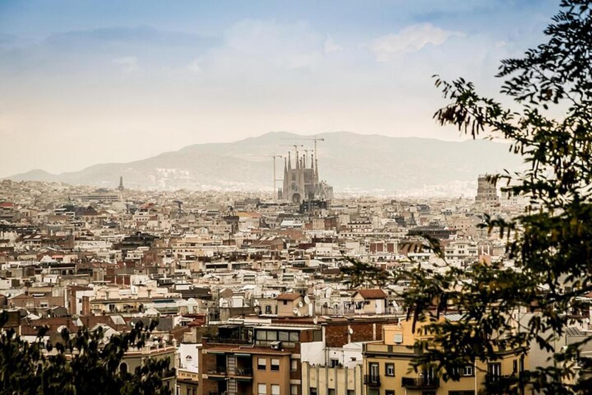 eine Stadtansicht einer Stadt mit Gebäuden und einer Kathedrale