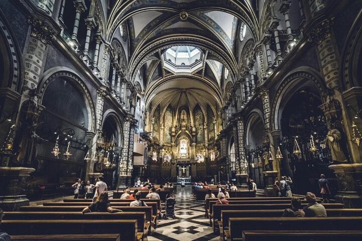 eine große Kathedrale mit Menschen, die auf Kirchenbänken darin sitzen
