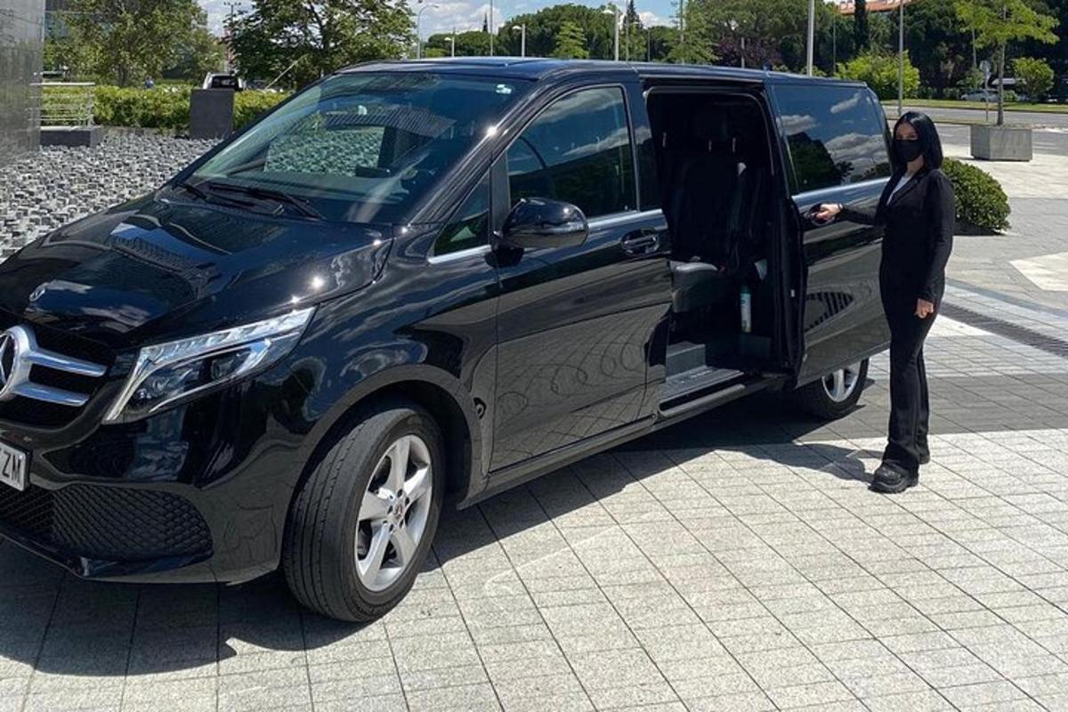 inimene avab musta kaubiku ust