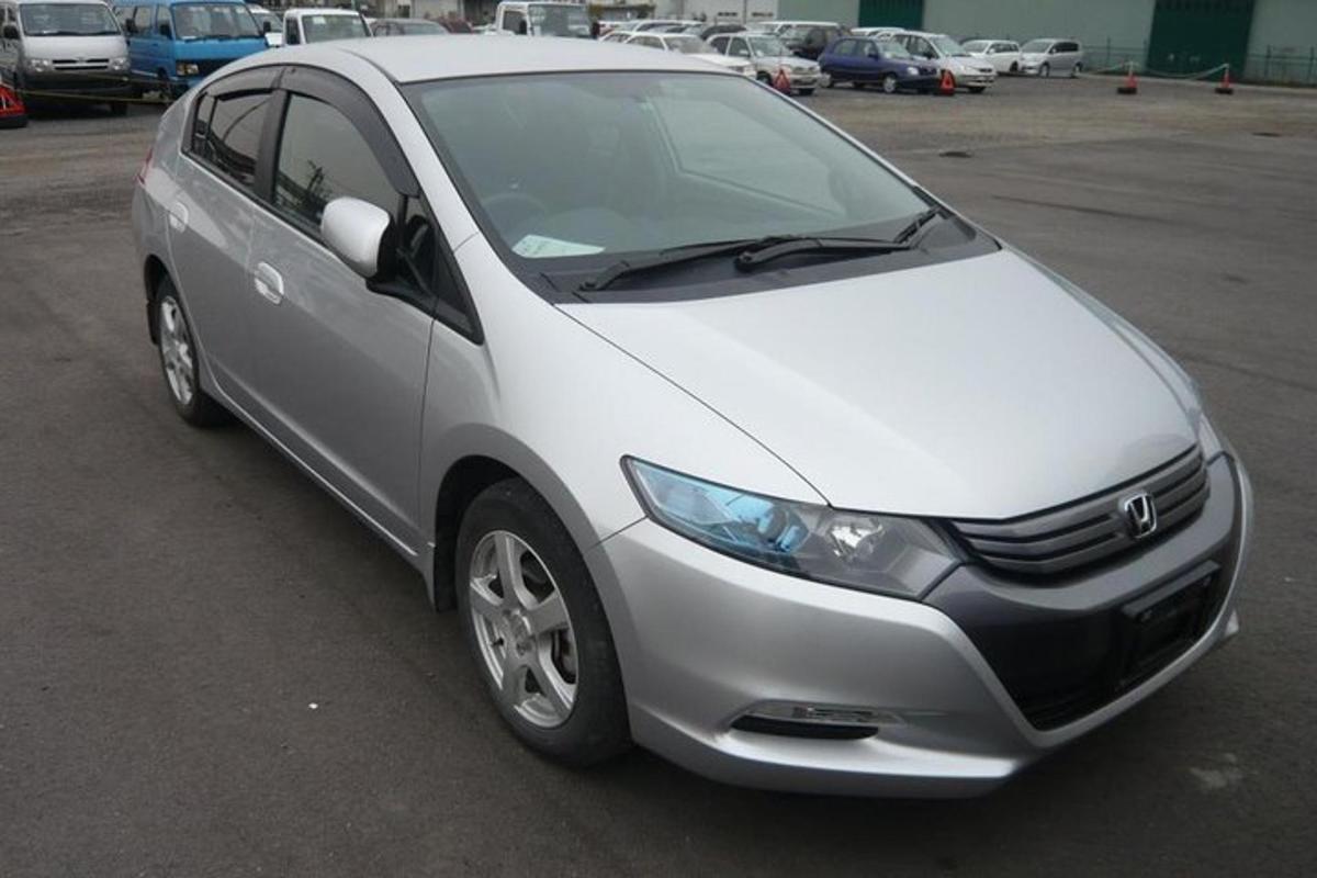 bílé auto zaparkované na parkovišti