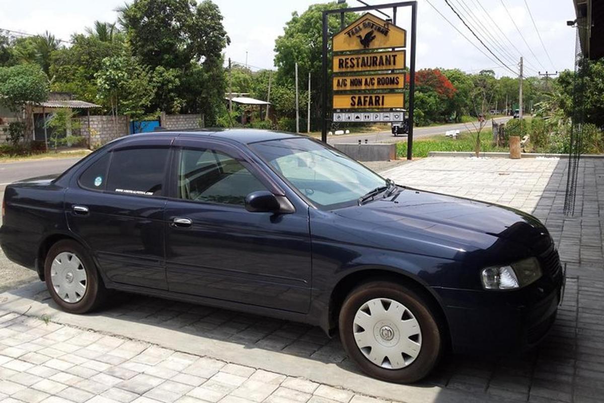 černé auto zaparkované na kraji silnice