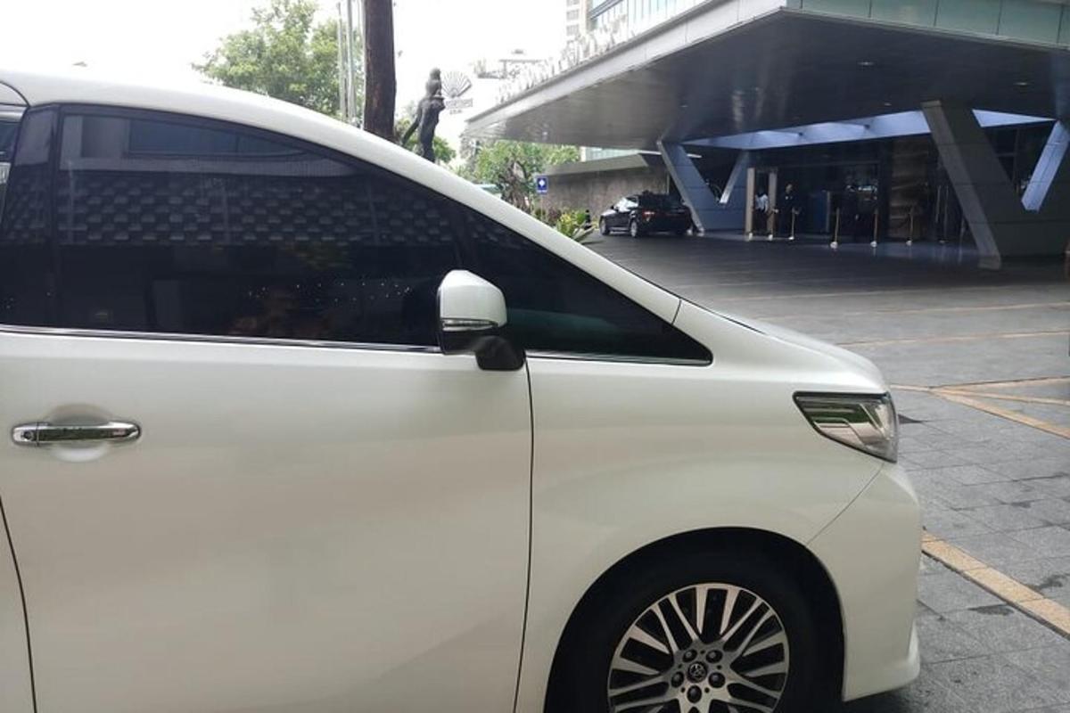 bílé auto zaparkované na parkovišti