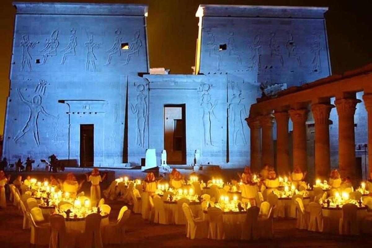 un grup de persones assegudes a taules davant d'un edifici