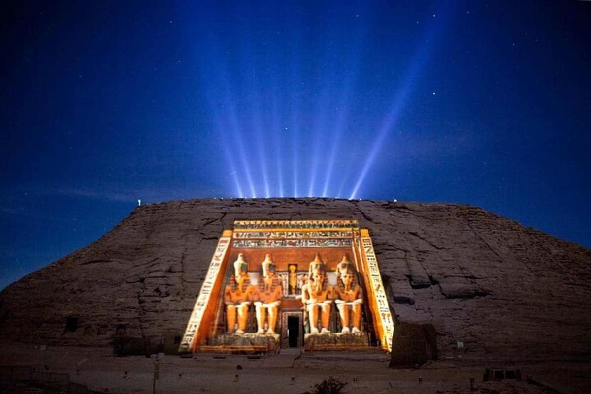 un edifici amb llums a la part superior a la nit