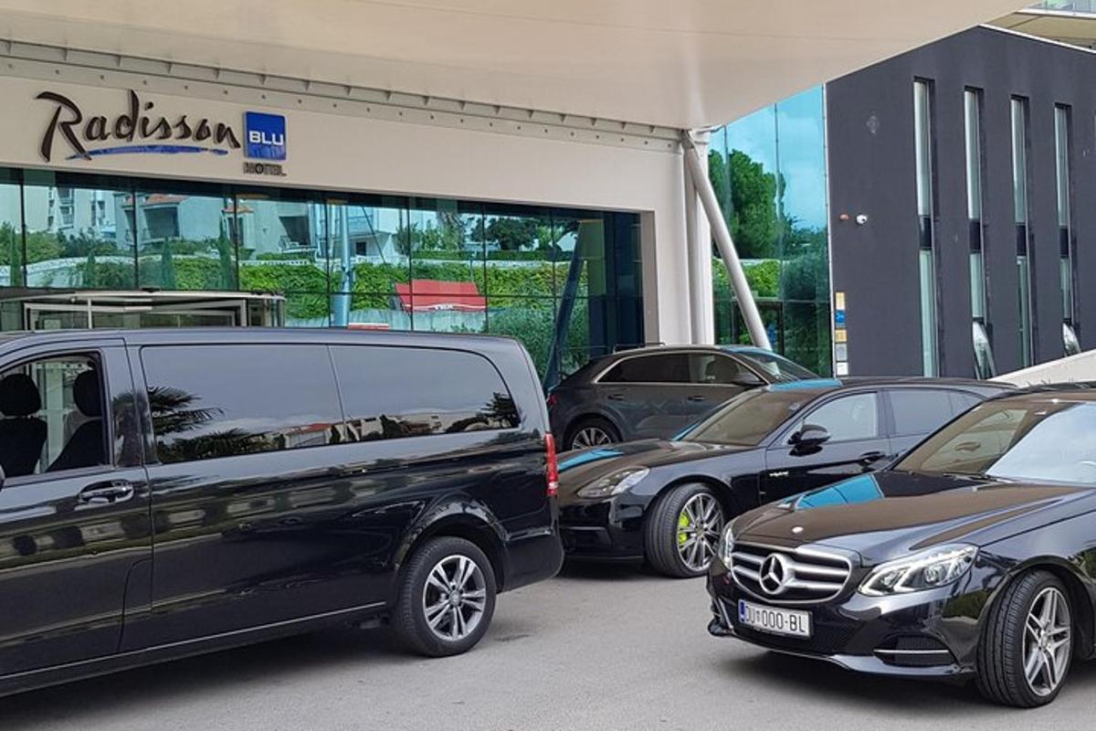 skupina aut zaparkovaných před autosalonem