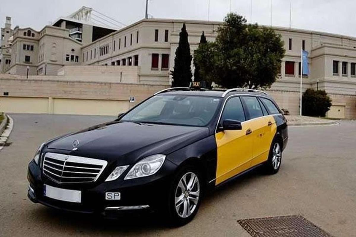 černožluté auto zaparkované na parkovišti