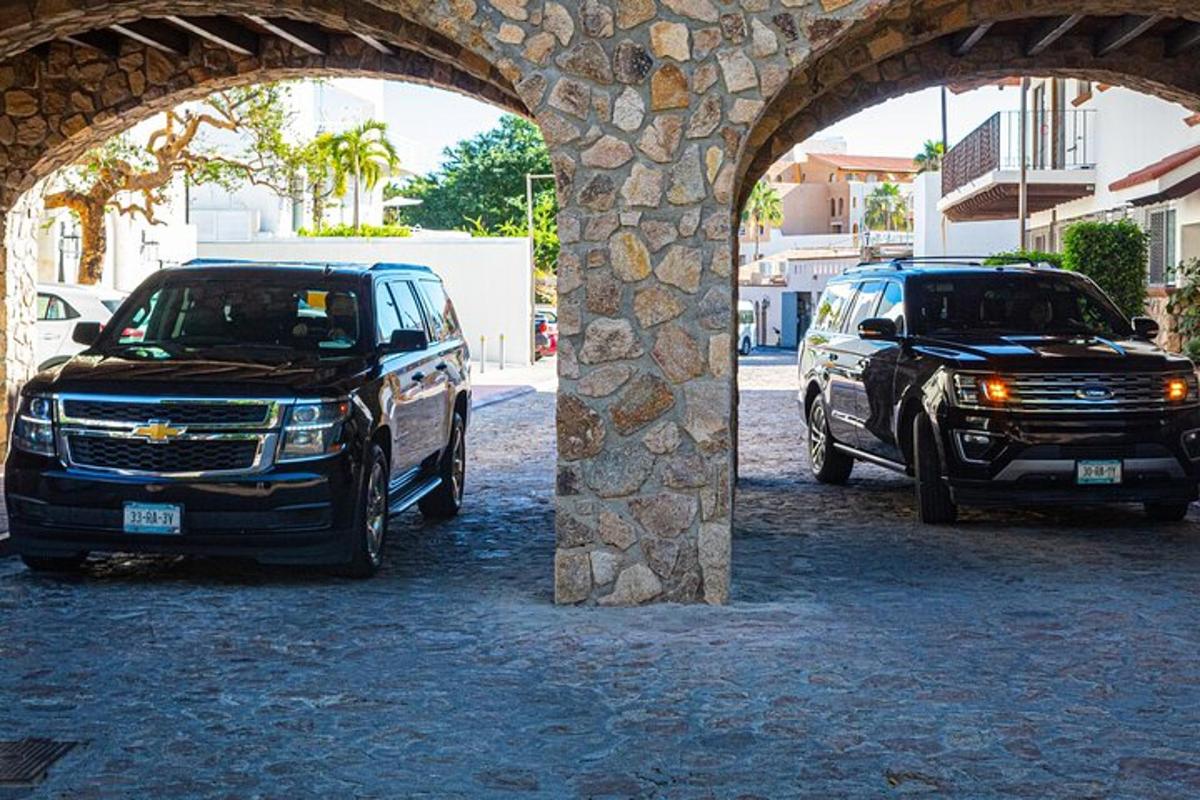 due camion sono parcheggiati sotto un arco di pietra