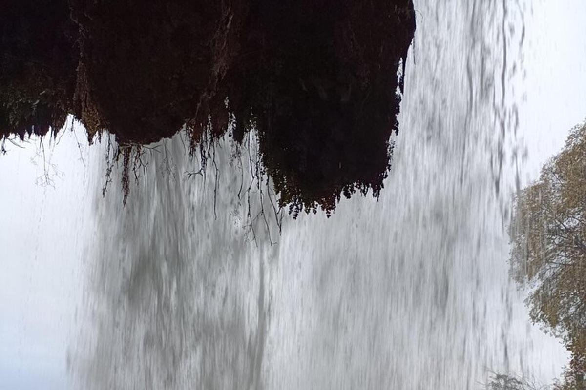 foss þar sem vatn rennur upp úr honum