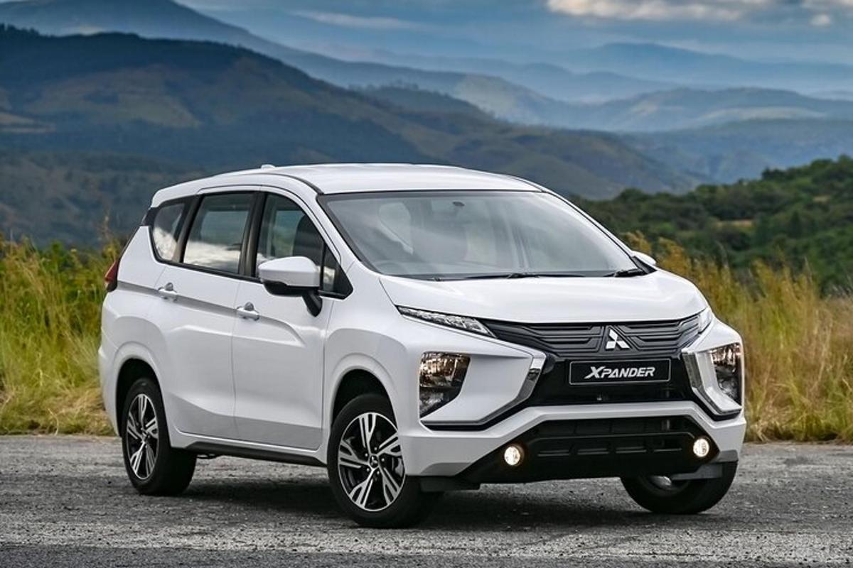 bílý nissan navara zaparkovaný na silnici