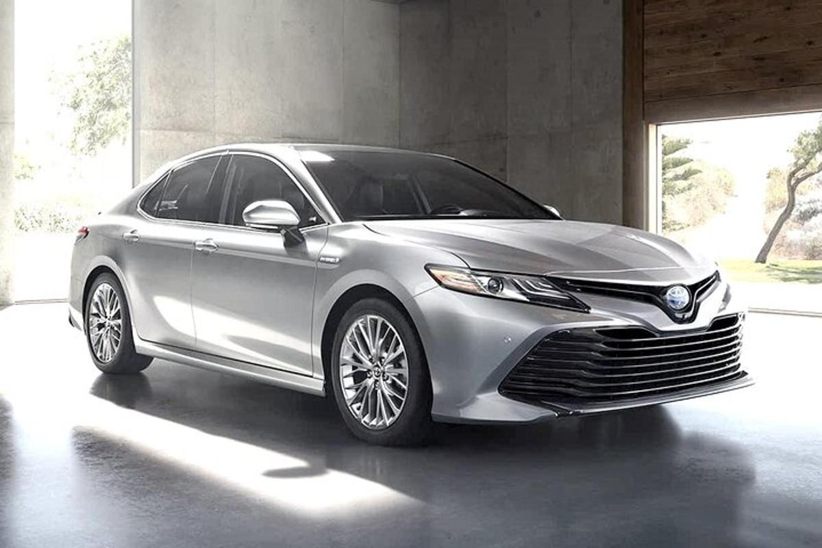 stříbrná lexusuana zaparkovaná v garáži