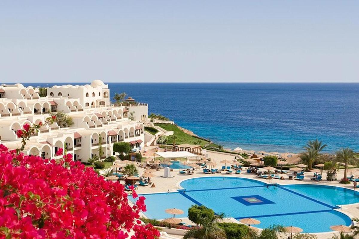 uitzicht op een resort met zwembad en de oceaan