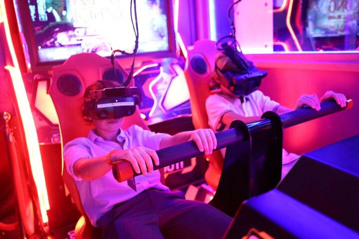 Kaks inimest istuvad bussis ja kannavad virtuaalreaalsuse peakomplekte