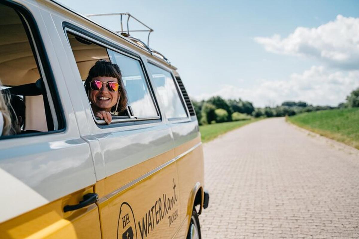 una donna seduta sul retro di un furgone su una strada