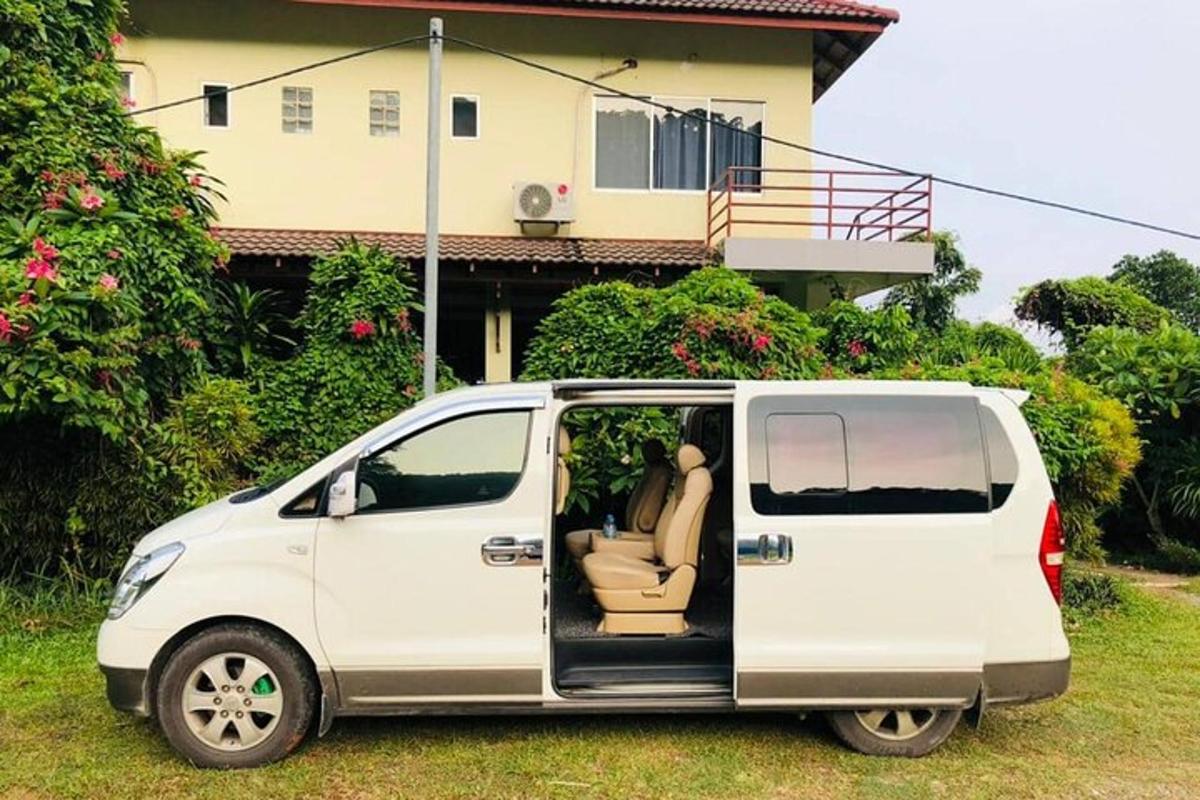 un furgone bianco parcheggiato davanti a una casa