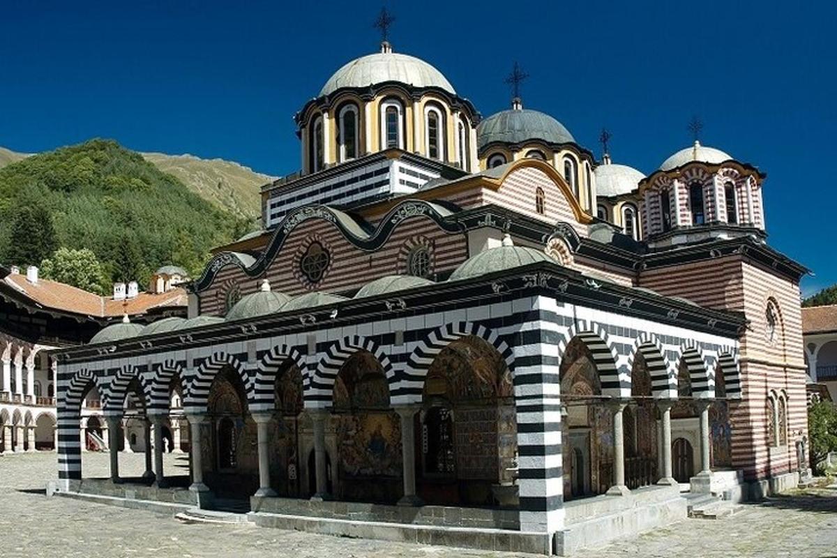 ένα μεγάλο κτίριο με θόλο