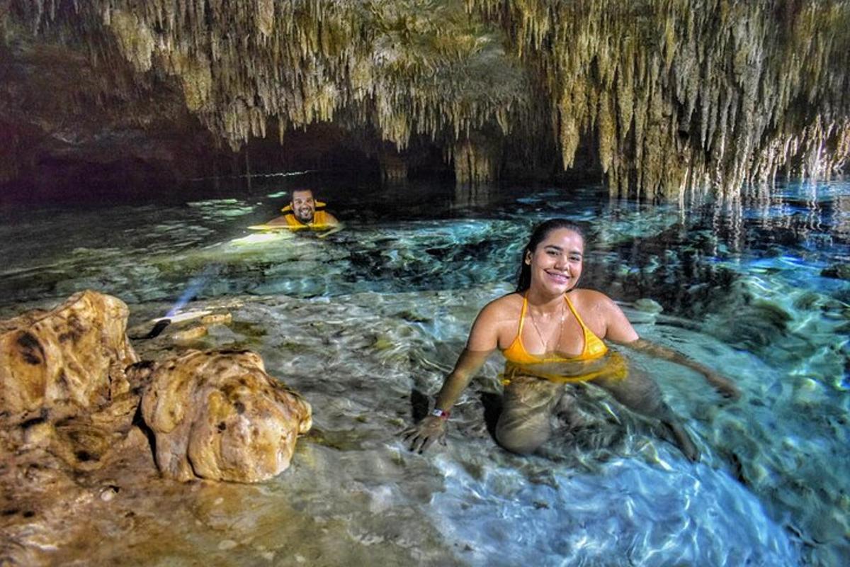 una dona asseguda a l'aigua en una cova