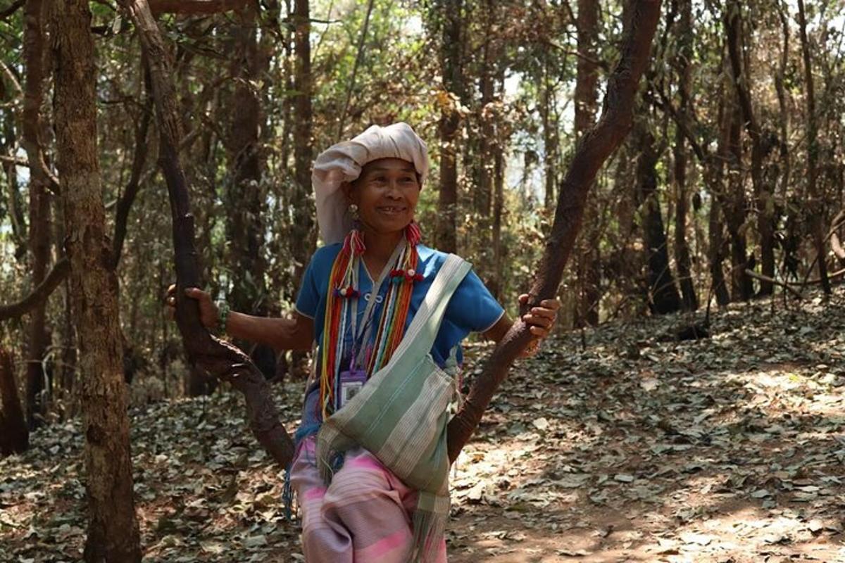 una dona s'agafa a un arbre al bosc