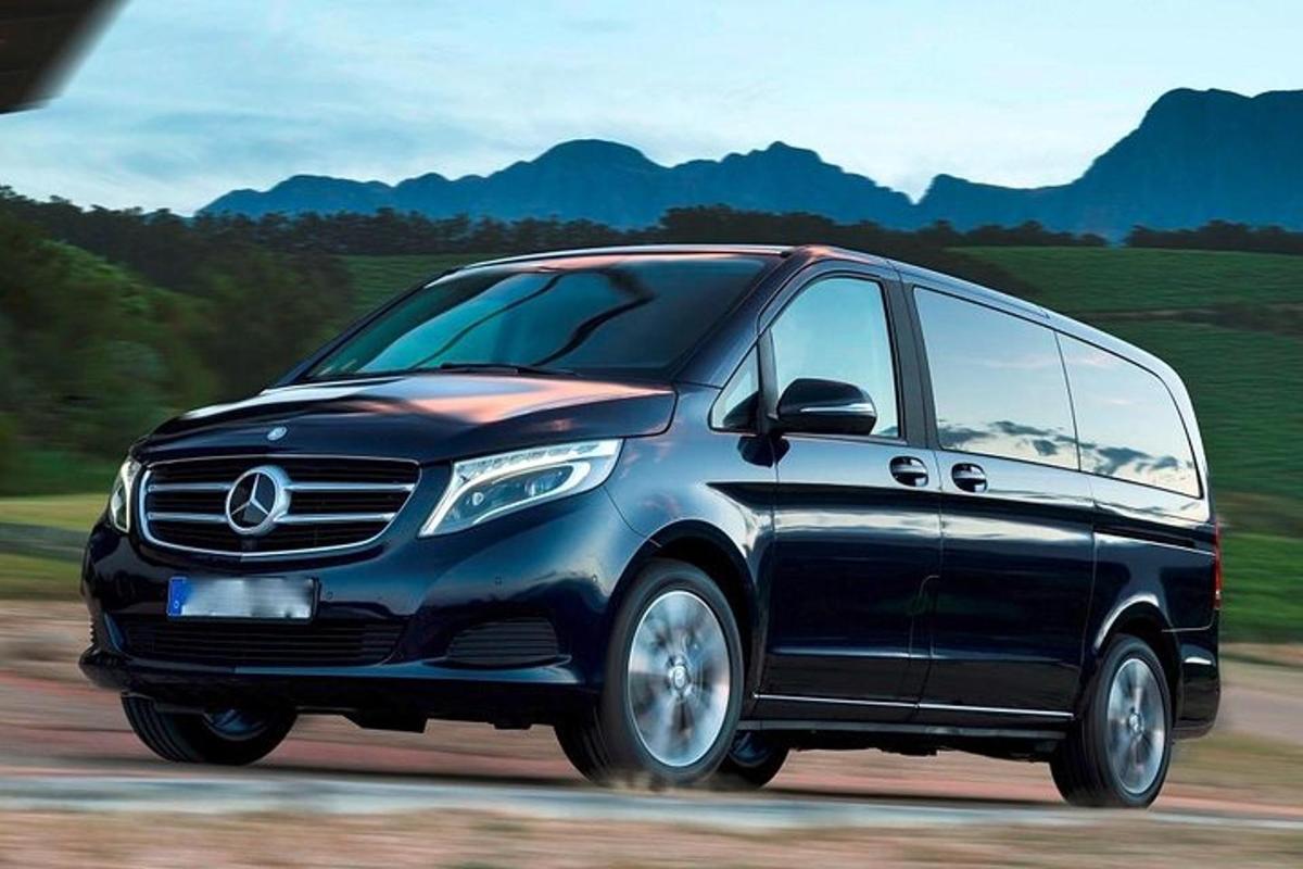 Acedes Benz kaubik sõidab mööda teed