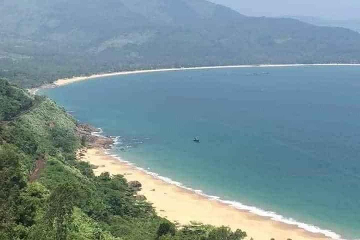 มุมมองทางอากาศของชายหาดที่มีน้ำทะเลสีฟ้า